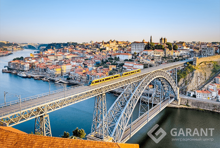 Поезд на мосту в Португалии