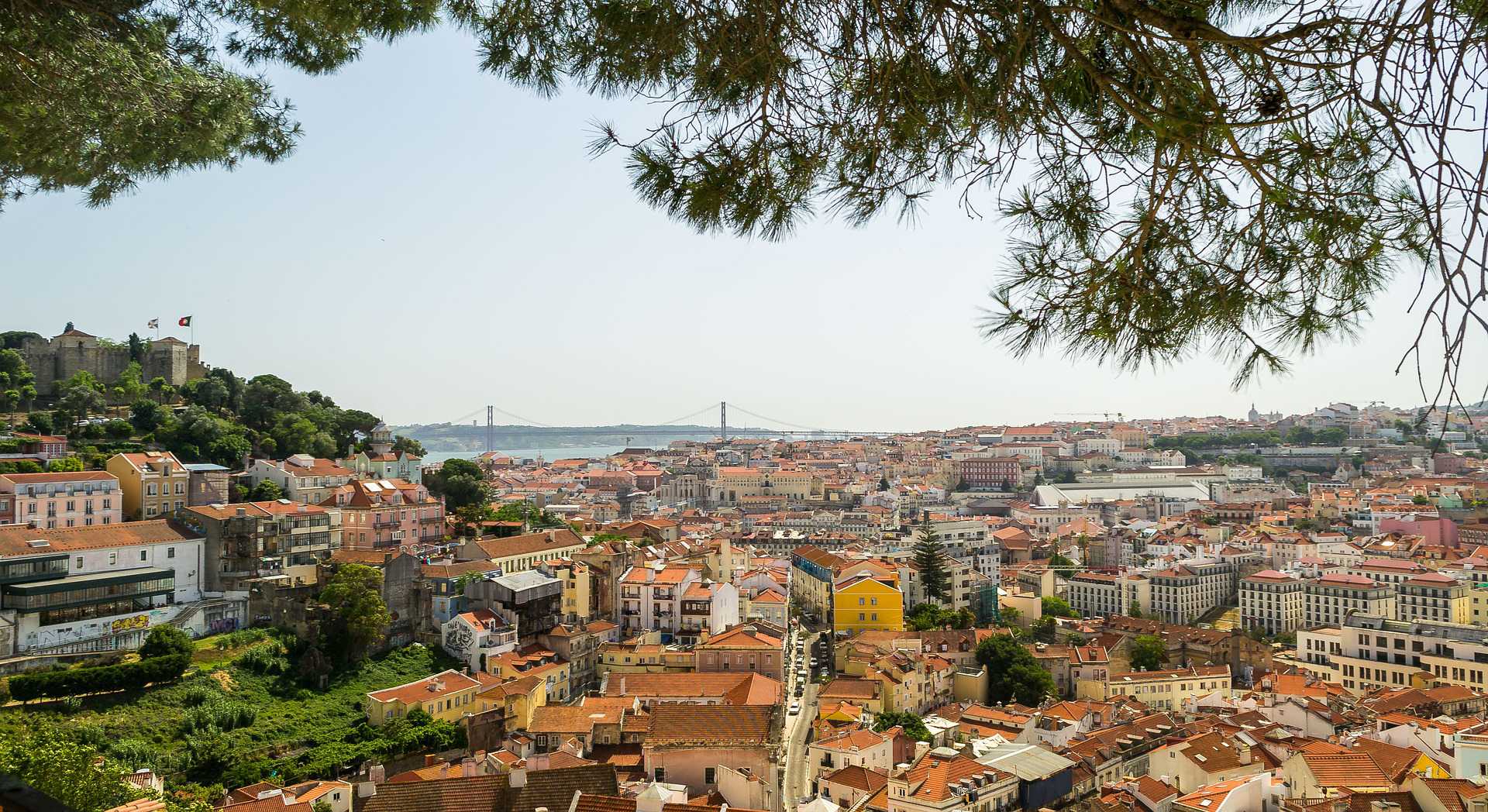 Португалия разрешит гражданство по праву рождения: большая победа за получение Золотой визы