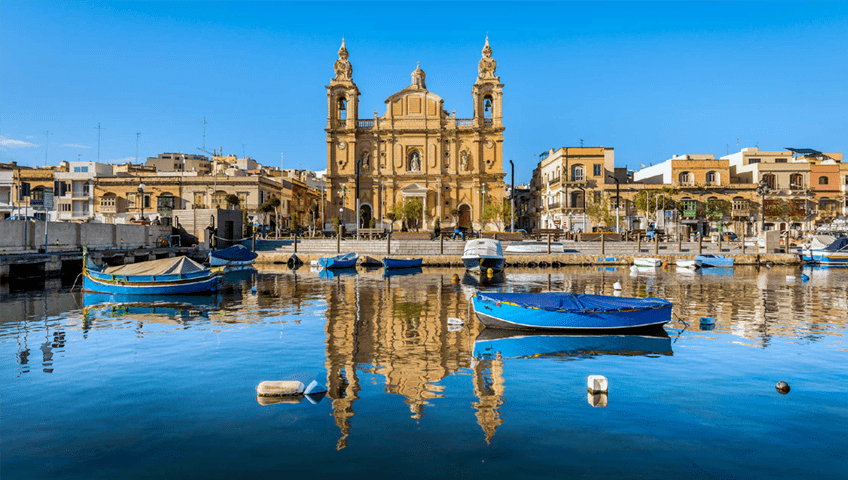Лодки на фоне замка на Мальте
