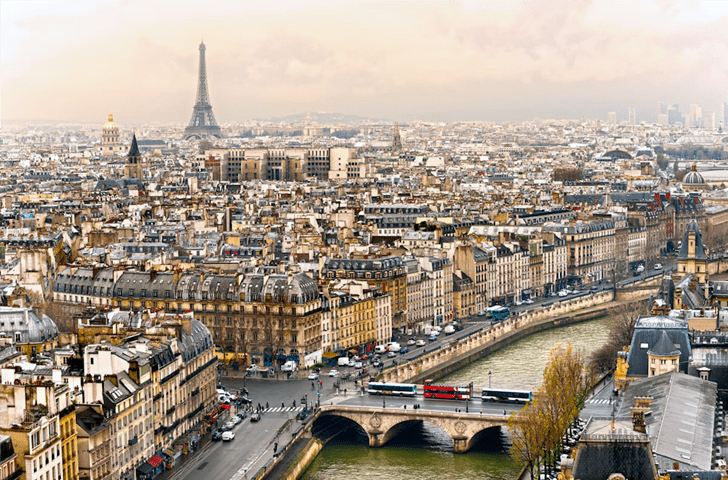 Эйфелева башня на фоне всего Парижа