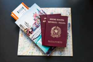 фотграфия паспорта с картой и билетами 